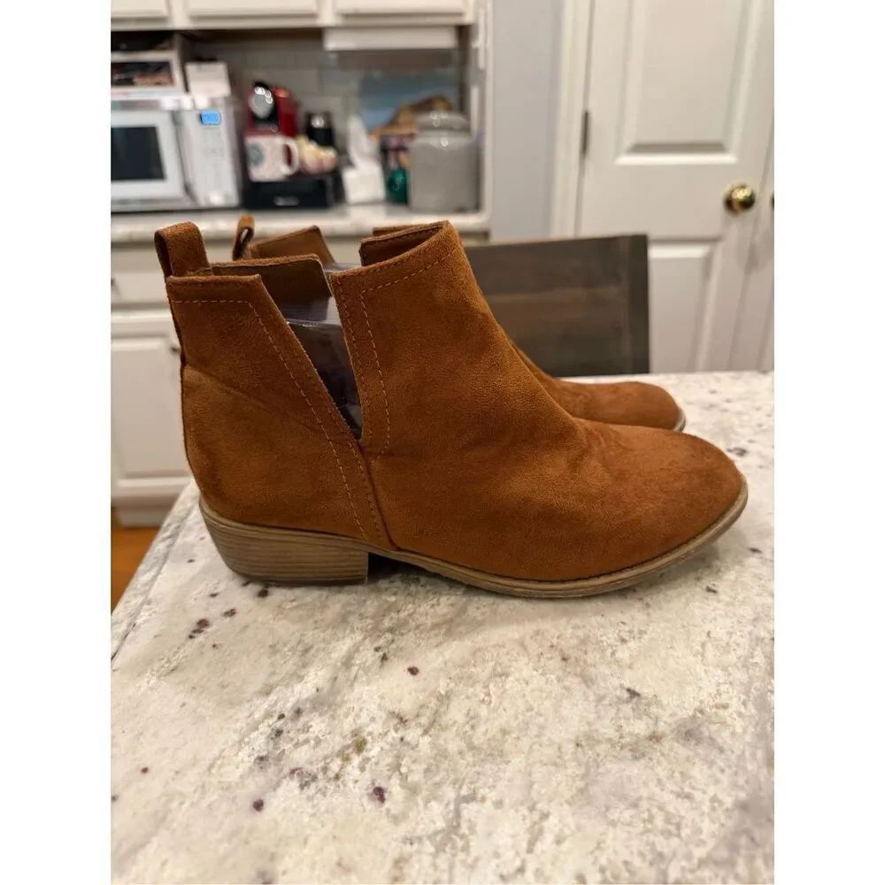 Journee Collection Brown Suede V Ankle Booties sz 9 EUC